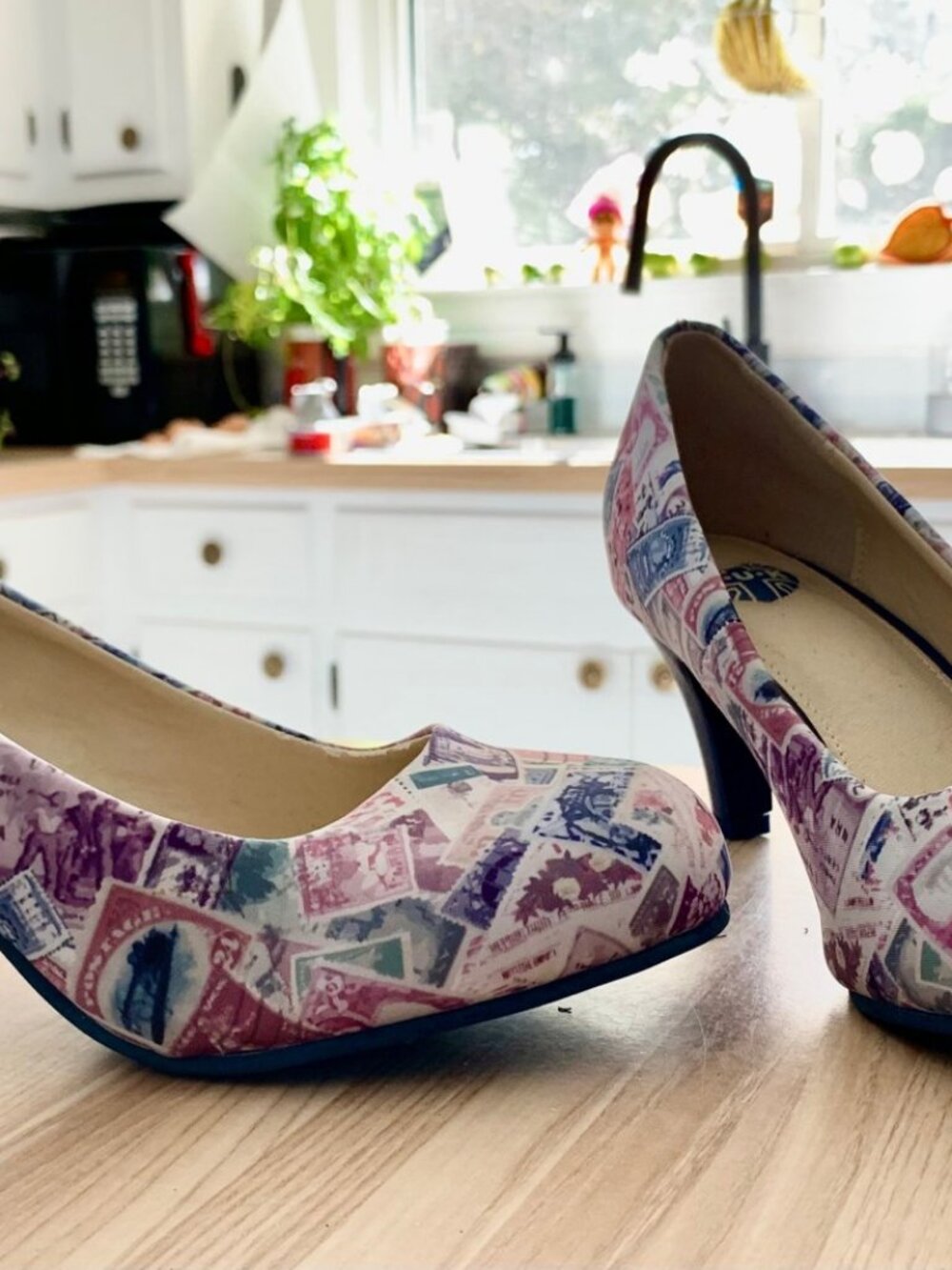 T.U.K. Postage Stamp Print Pumps Heels Size 9 Pin Up Rockabilly Novelty TUK